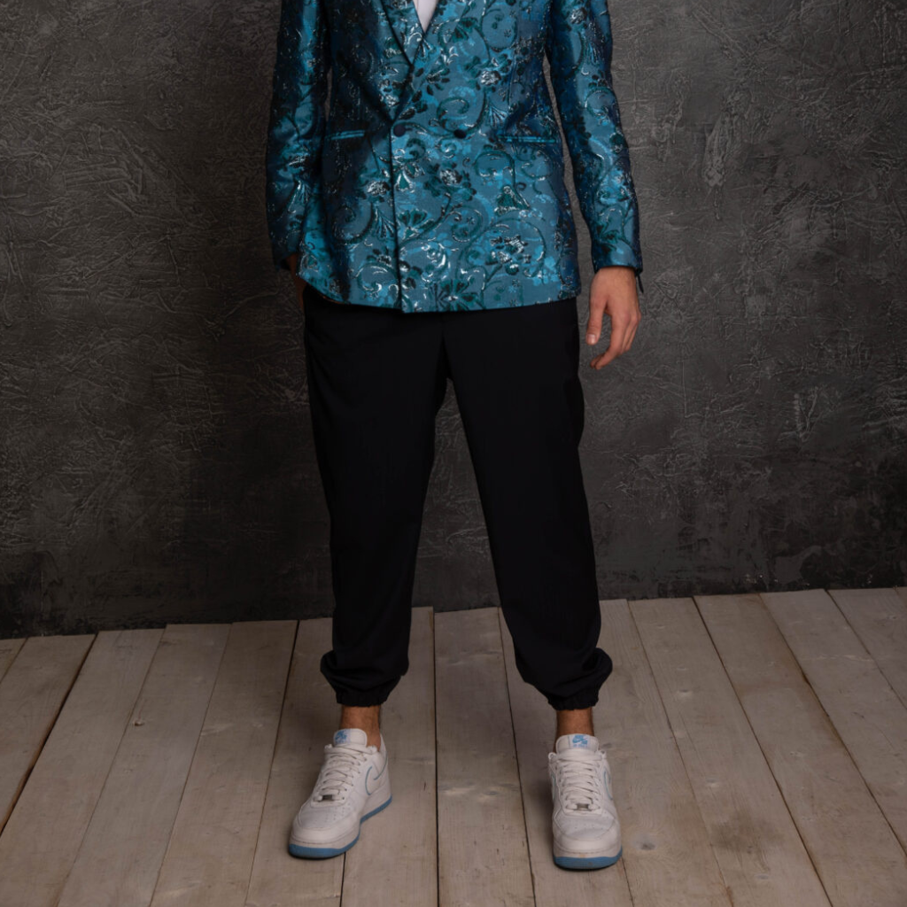 biele tenisky k obleku